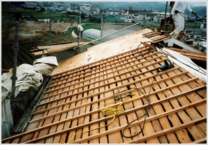 瓦、土を撤去し、垂木にて高さを調整